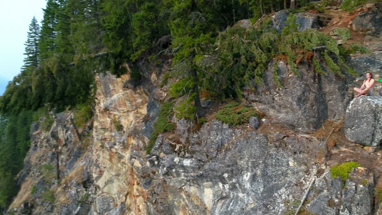mujer realizando yoga en la cima de una montaña 4k