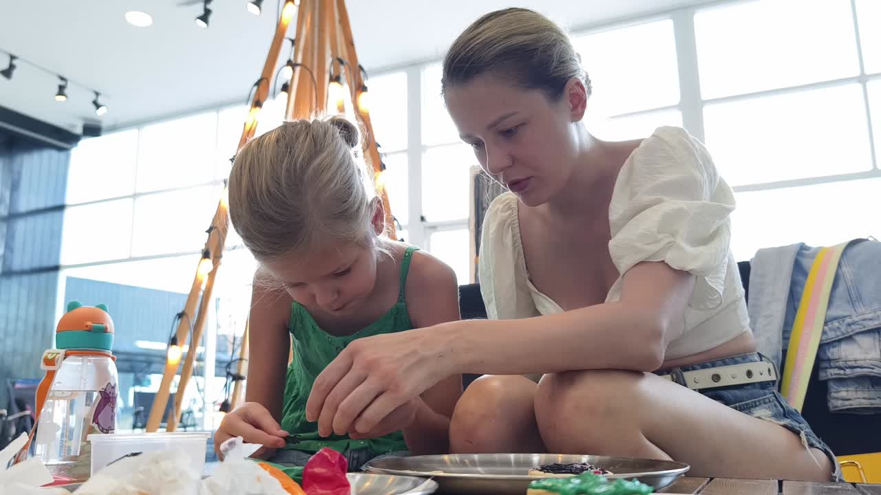 madre e hija haciendo galletas