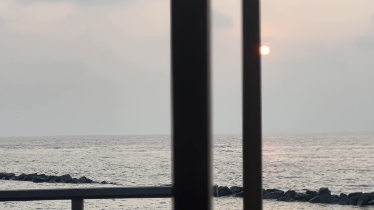 열대 섬의 아름다운 설정에서 일출 공개