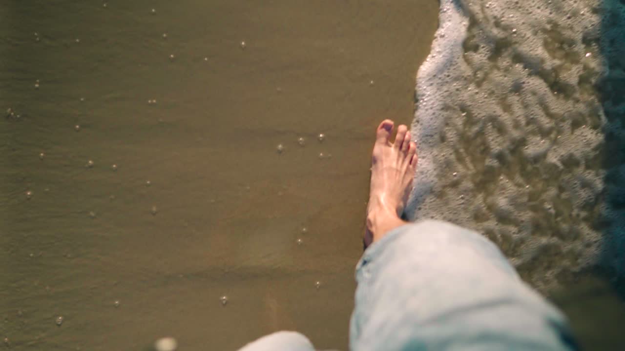 맑은 바닷물에 씻긴 백사장을 따라 걸으며 맨발을 내려다보며