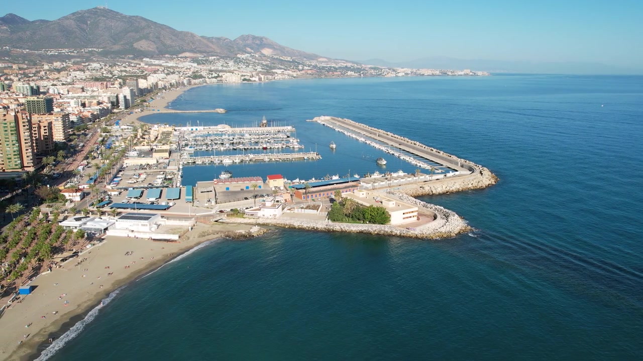 Vista aerea con drone del porto turistico e della spiaggia di Fuengirola in Andalusia, Spagna.