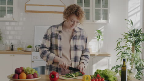 mujer preparando una comida saludable en la cocina