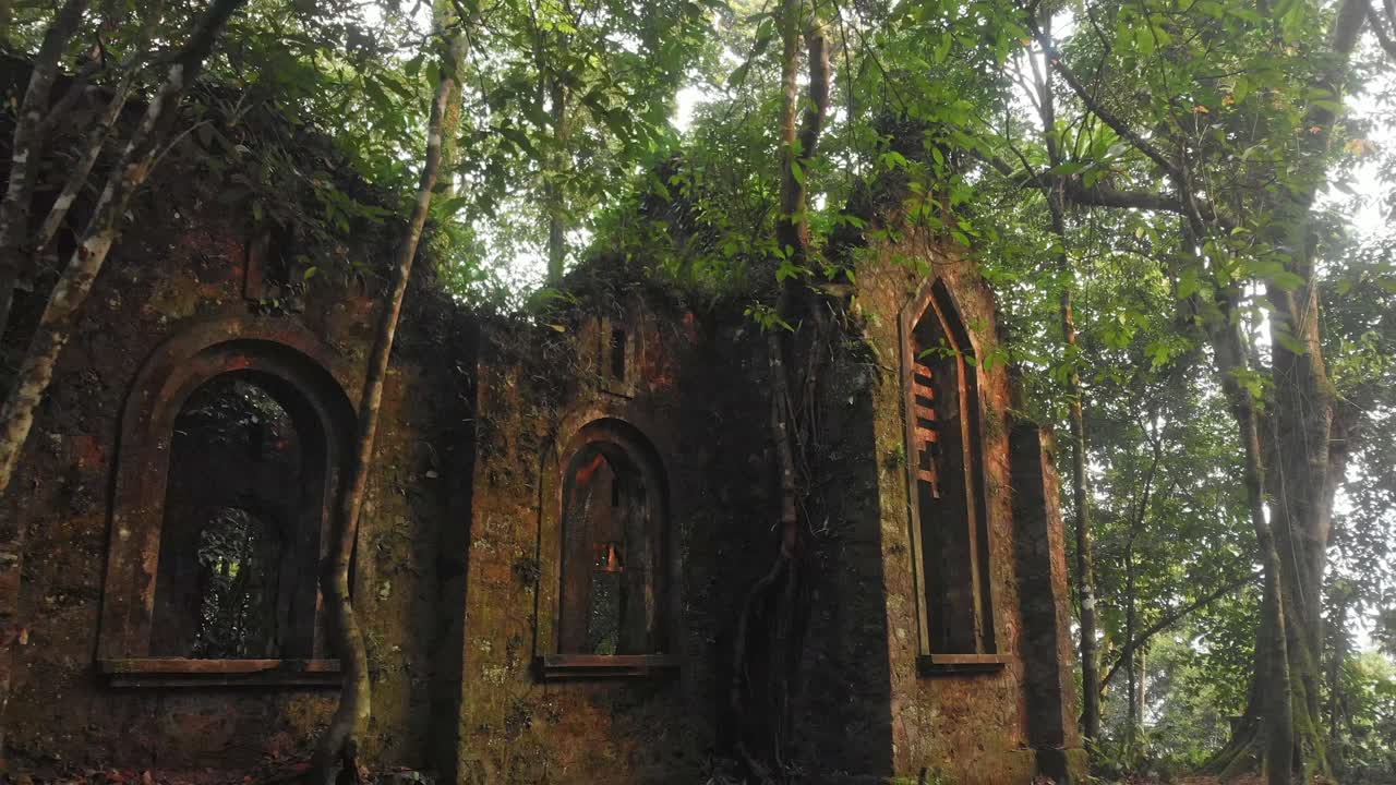 베트남 의 국립 공원 에 있는 바비 프랑스 교회 의 폐허 에서 뒤로 날아다니는 것