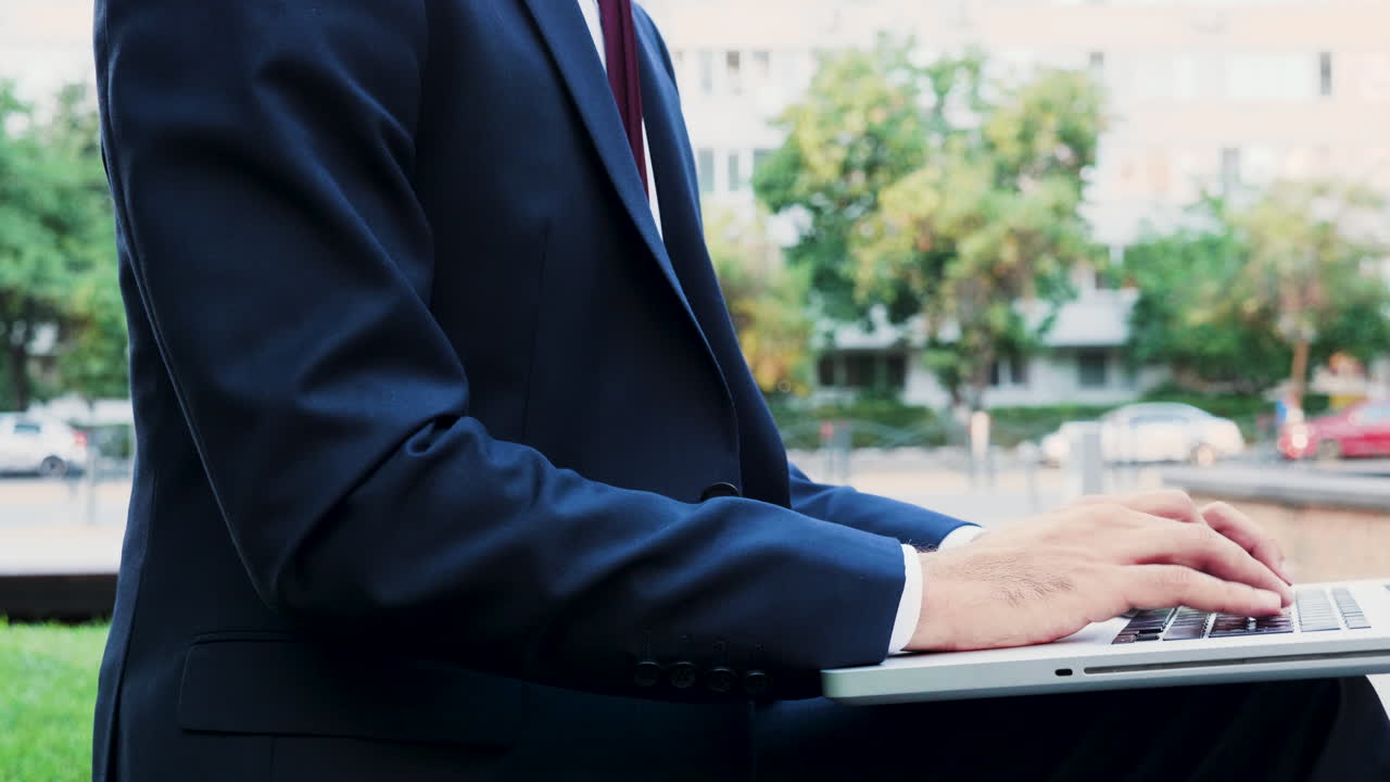 노트북에서 일하는 사업가