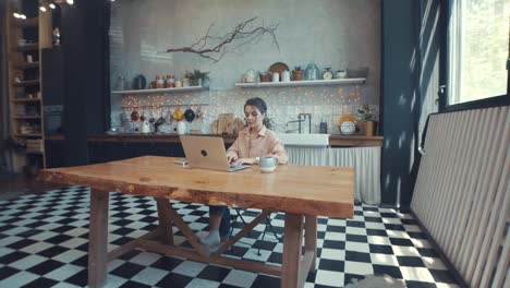 mujer trabajando desde casa en una cocina elegante