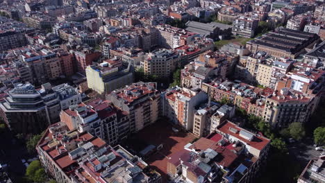 Luftaufnahme-Eines-Rückwärtsflugs-über-Barcelona,-Nach-Oben-Geneigt,-Mit-Panoramablick,-Spanien