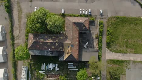 impresionante vista aérea de un edificio alemán abandonado