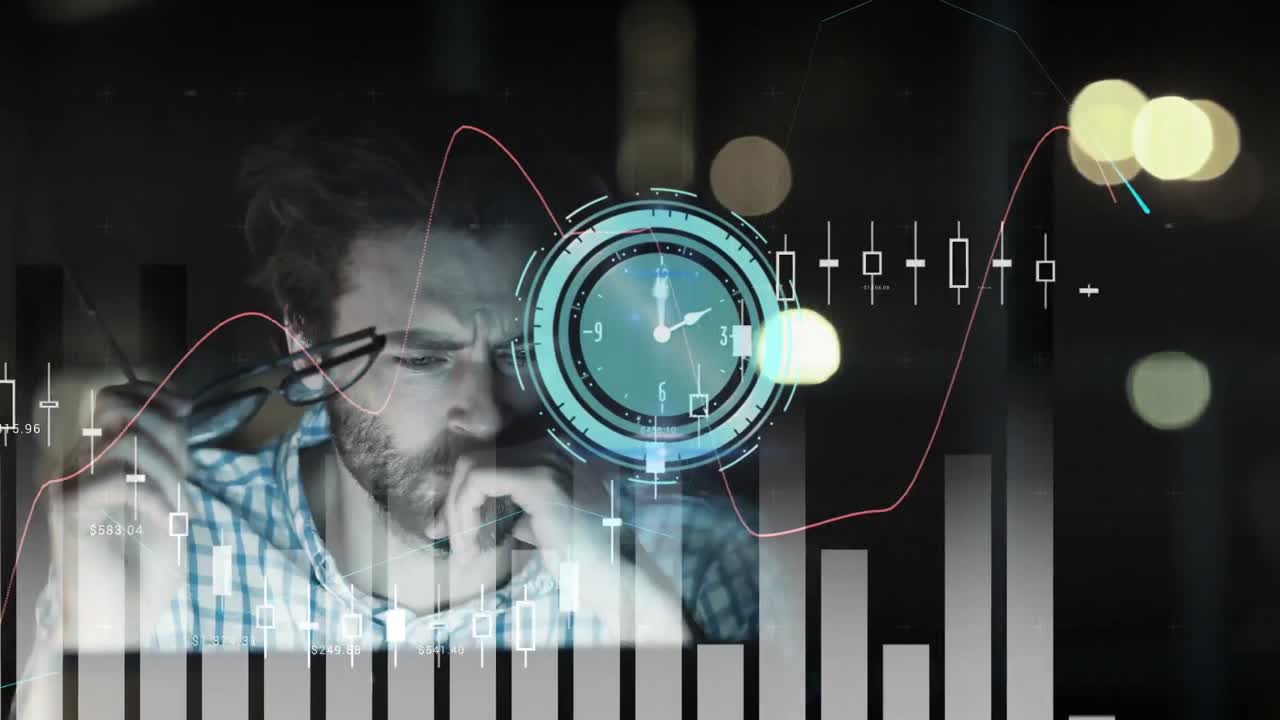 animación de reloj con manecillas giratorias y gráficos en la interfaz sobre el hombre trabajando en la computadora