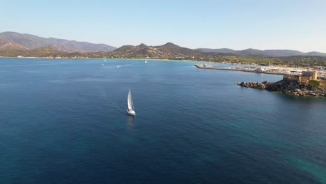 Velero-Frente-A-Un-Puerto-Con-Una-Fortaleza