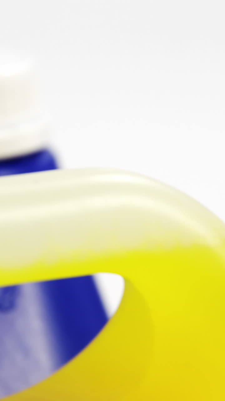 líquido de limpieza para el hogar en recipiente