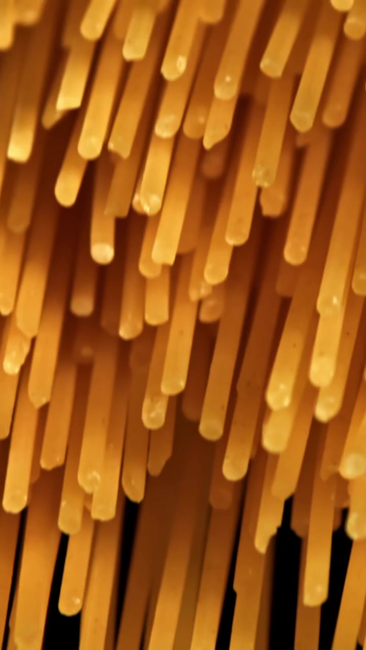Scatto macro di spaghetti crudi dorati