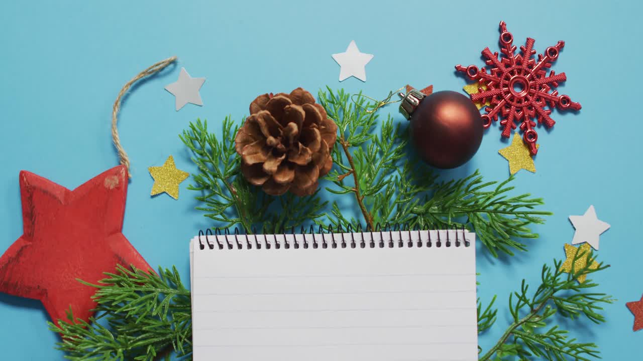 video de decoraciones de navidad con cuaderno y espacio de copia sobre fondo azul