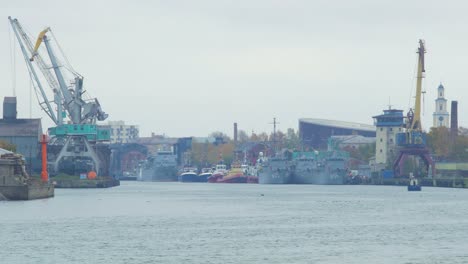 흐린 날 항구 크레인과 계류된 선박이 있는 리파자 항구의 전망, 남쪽 부두에서 멀리 떨어진 넓은 샷