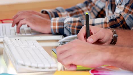 hombres hipster sonrientes que usan computadora