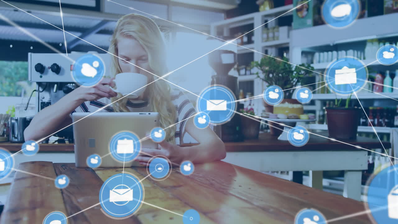 태블릿을 가진 백인 여성에 대한 메일 아이콘으로 연결 네트워크의 애니메이션