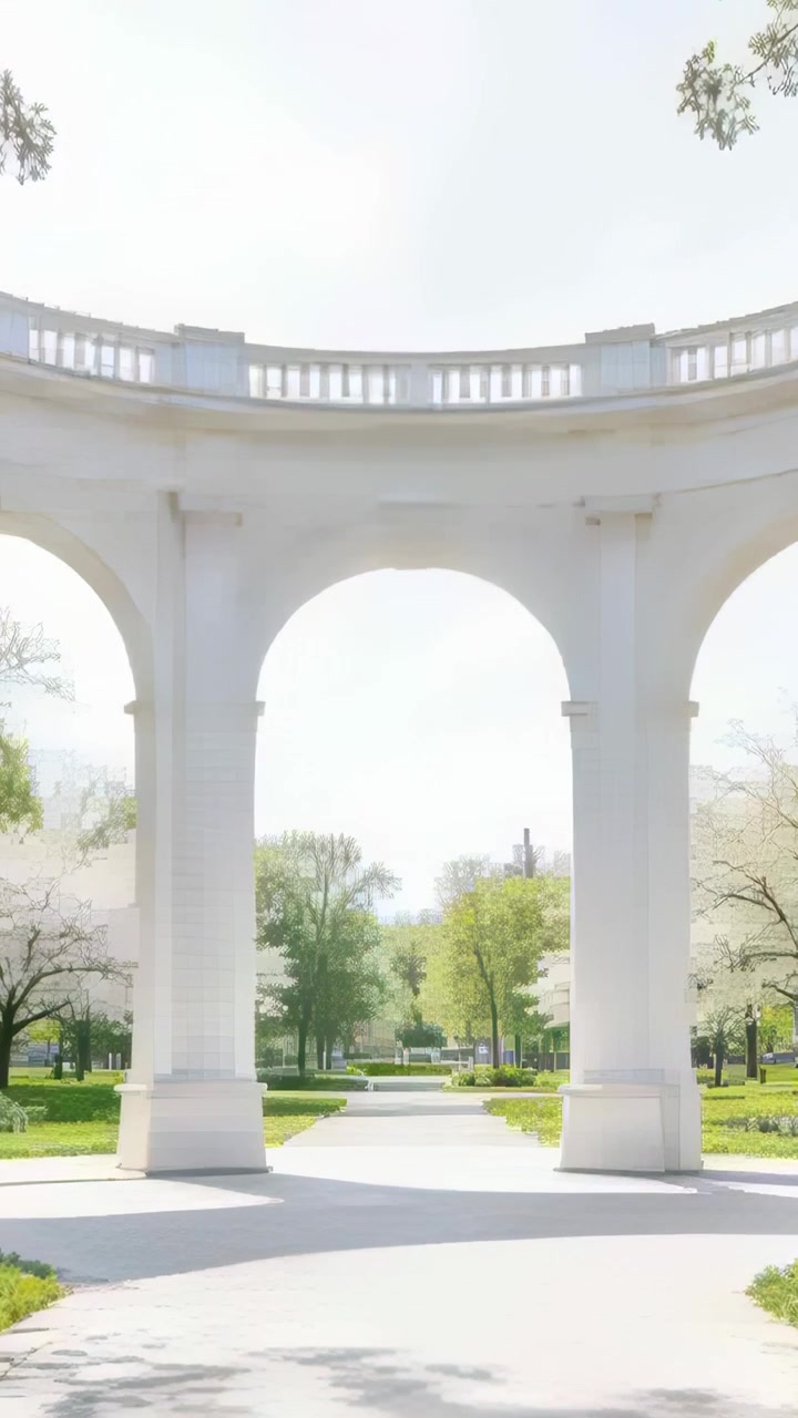 Video verticale: Telecamera che riprende un padiglione bianco che incornicia un sentiero del parco, dopo un leggero spostamento per mostrare le fioriture.