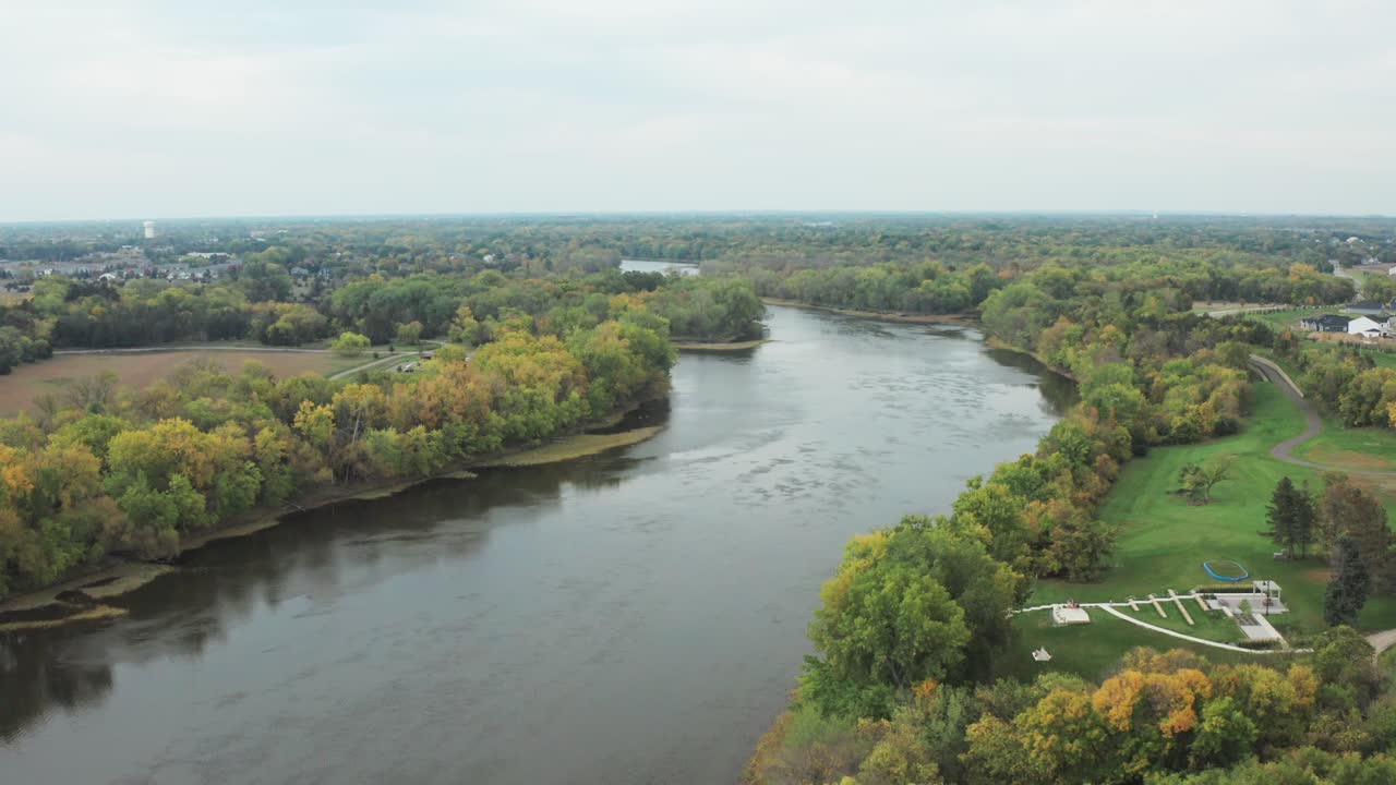 Luftfoto over Mississippi-floden i Minnesota på en lys overskyet dag