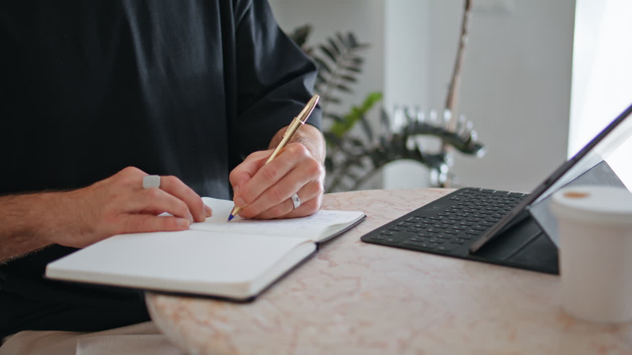 Primo piano di mani anziane che scrivono con una penna al chiuso. Elegante uomo d'affari maturo che prende appunti.