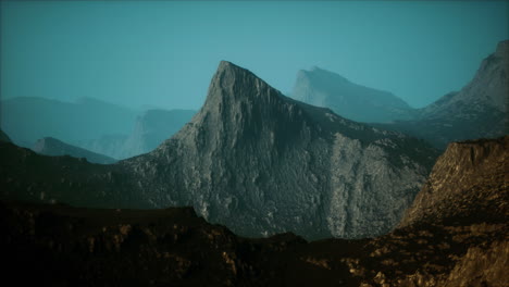 Silhouette-Der-Schweizer-Alpen-In-Morgenwolken