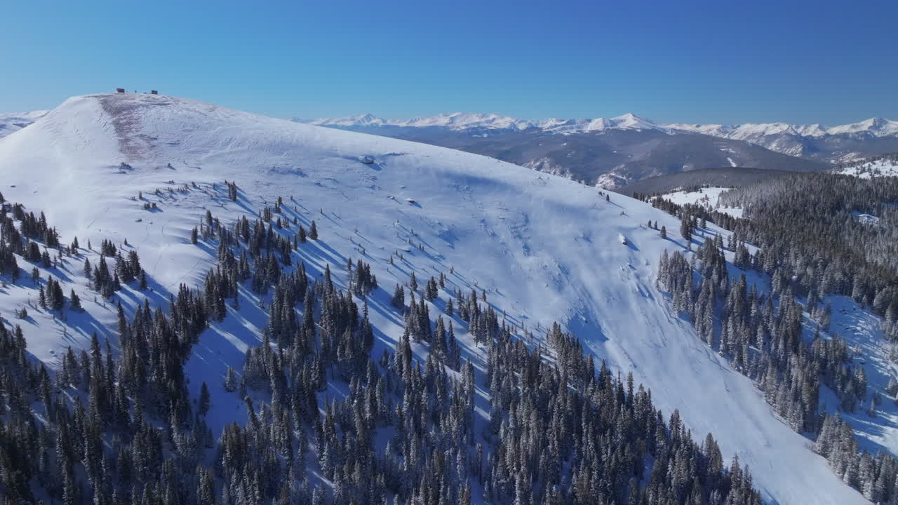 vail pass colorado drone aéreo i70 avalancha taza de pastel correr montañas rocosas paisaje ptarmigan colina backcountry invierno soleado mañana cielo azul nieve fresca snowboard esquí moto de nieve hacia adelante movimiento hacia arriba