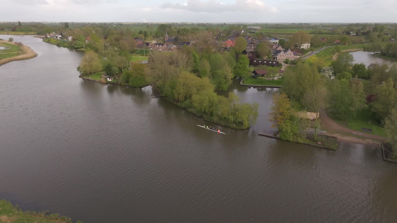 Allenamento mattutino di un equipaggio di canottaggio sul fiume Linge a Heukelum, Paesi Bassi