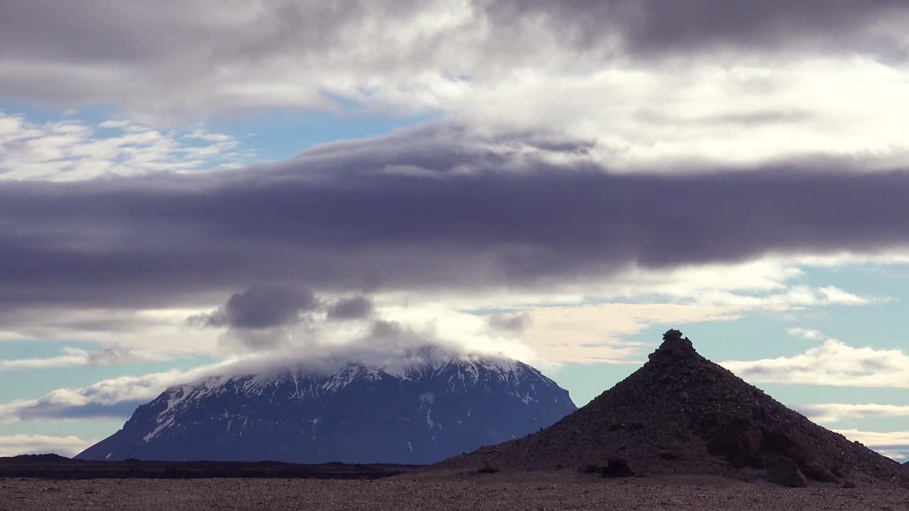 lapso de tiempo de nubes moviéndose sobre la desolada región interior de islandia 1