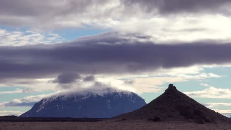 Zeitraffer-Von-Wolken,-Die-Sich-über-Die-Trostlose-Innenregion-Islands-Bewegen-1