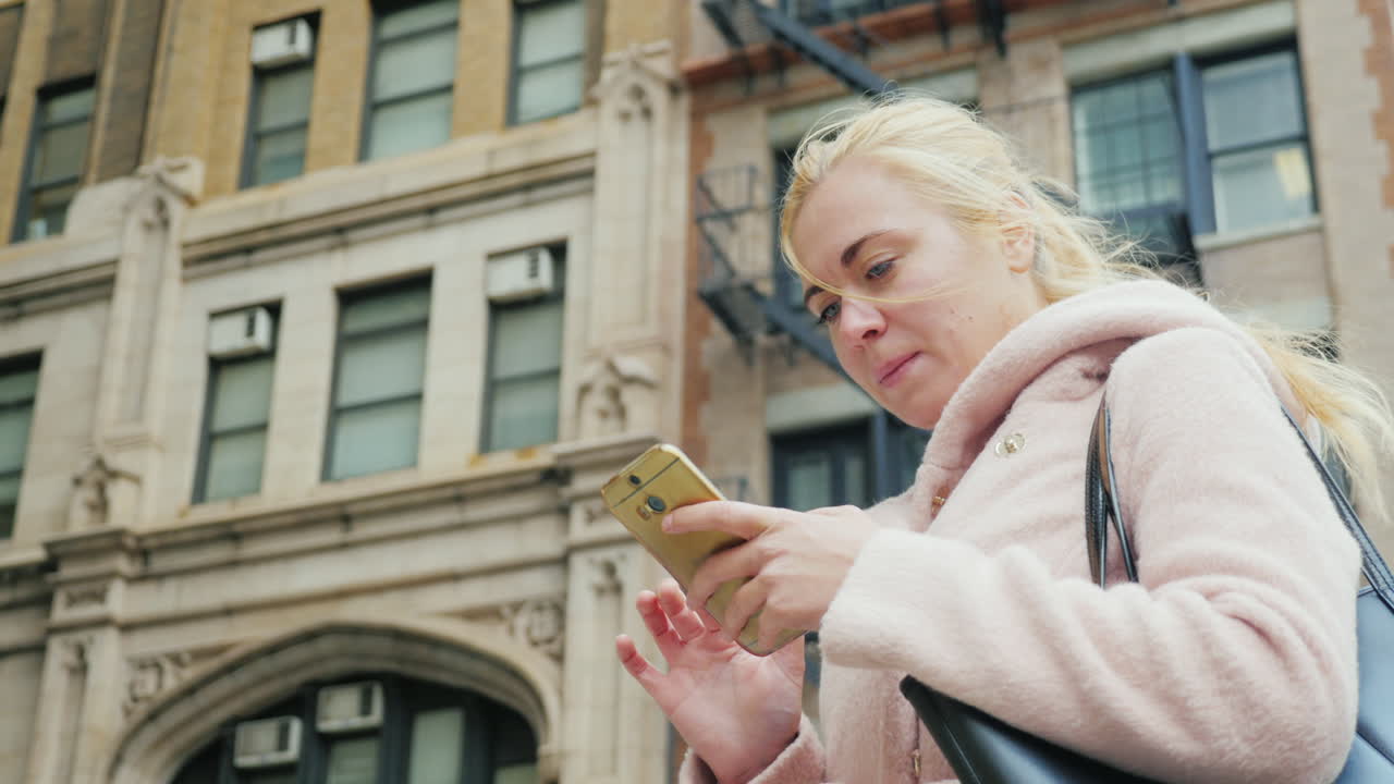 retrato de mujer joven usando un teléfono inteligente
