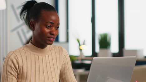 Retrato-De-Una-Auténtica-Mujer-De-Negocios-Africana-Leyendo-Buenas-Noticias-En-Una-Computadora-Portátil