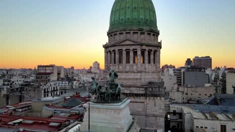 Aerial-dolly-out-of-green-bronze-dome-revealing-Argentine-Congress-building-at-golden-hour,-Buenos-Aires
