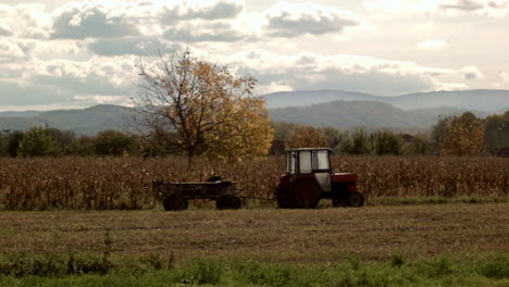 tractor estacionario en el campo verde pov