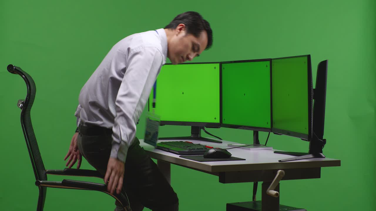 다중 모니터에서 작업하는 사람