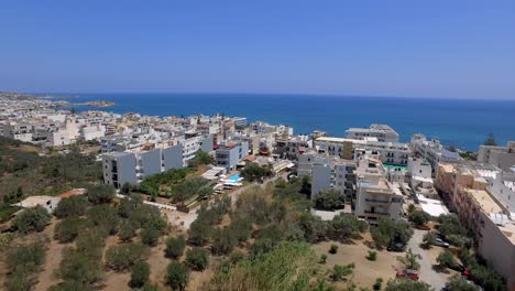 la ciudad turística hersonissos en creta. toma aerea