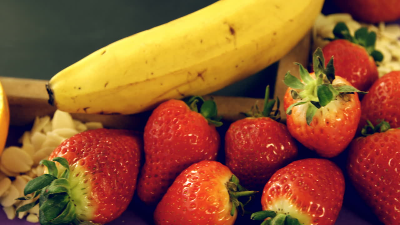 Lastra di ardesia decorata con frutta e verdura varia