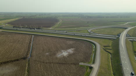 Rückflugantenne-über-Schnellstraße-In-Polen,-Sonnenschein-Und-Klarer-Himmel