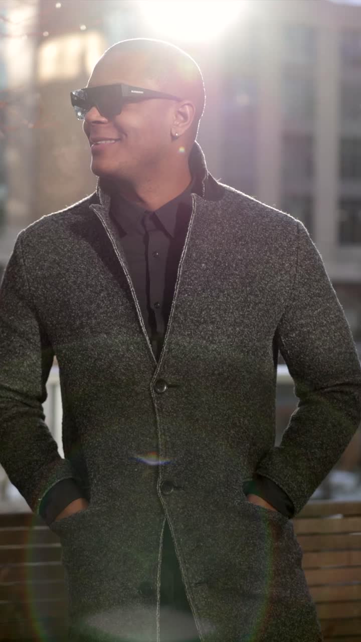 Uomo elegante con cappotto e occhiali da sole