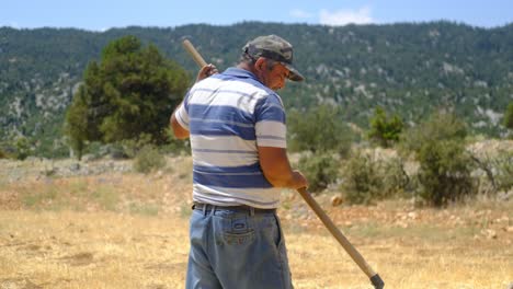 agricultor que trabaja con un pulverizador de heno