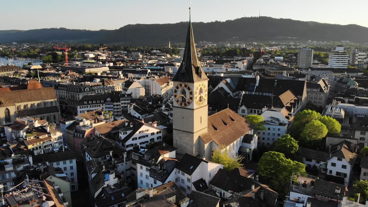 Luftaufnahme von Zürich, Schweiz bei Sonnenuntergang mit aufsteigender Bewegung über St.