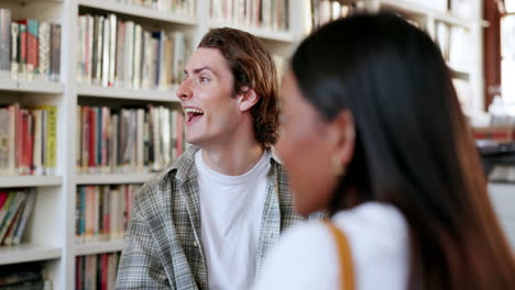biblioteca, grupo de estudio y gente divertida