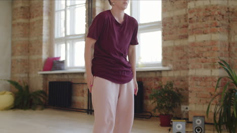 una mujer joven practicando baile en el estudio.