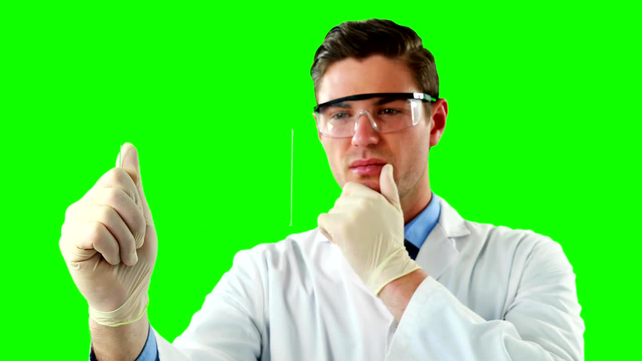 retrato de un médico usando una pantalla digital