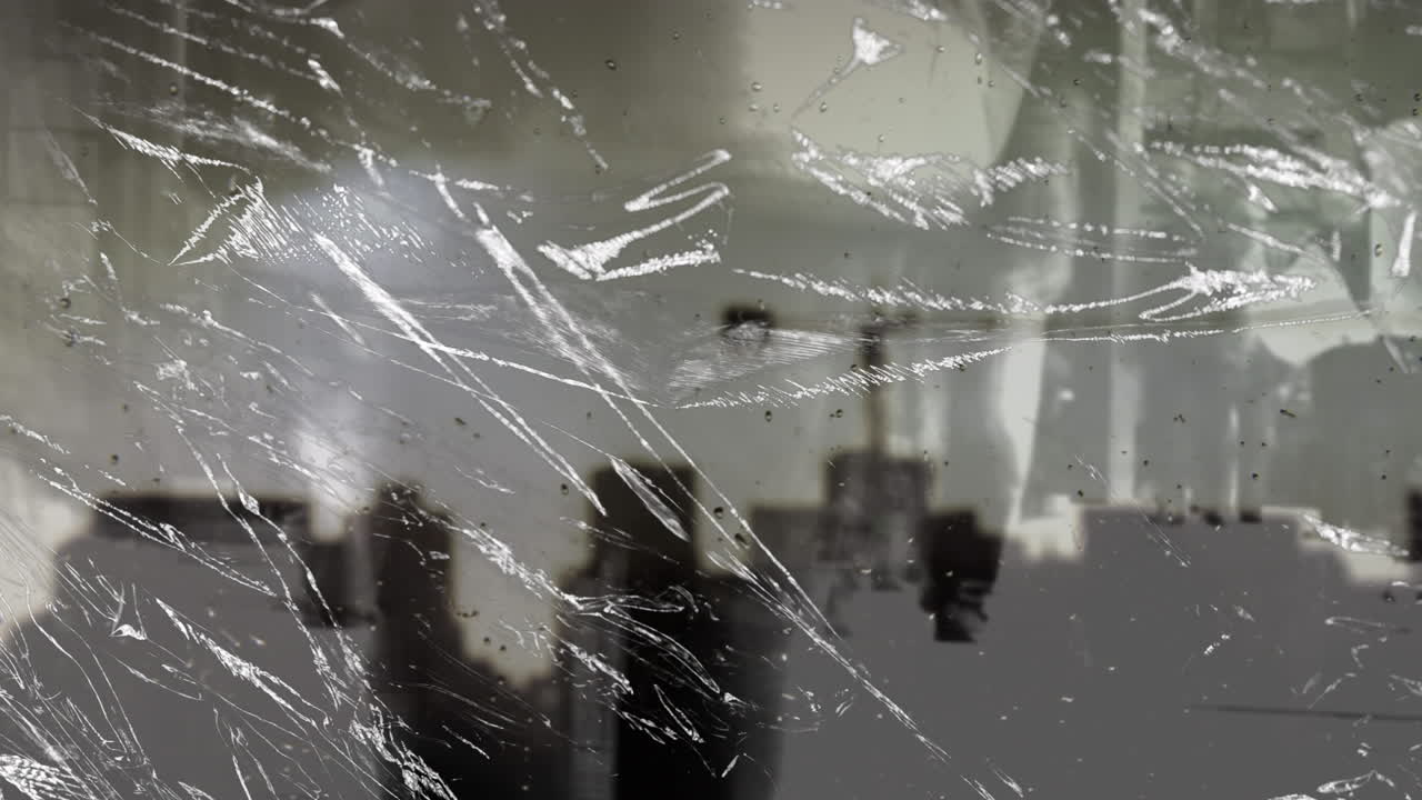 는 사람들과 공장 위에 움직이는 걱거리는 애니메이션