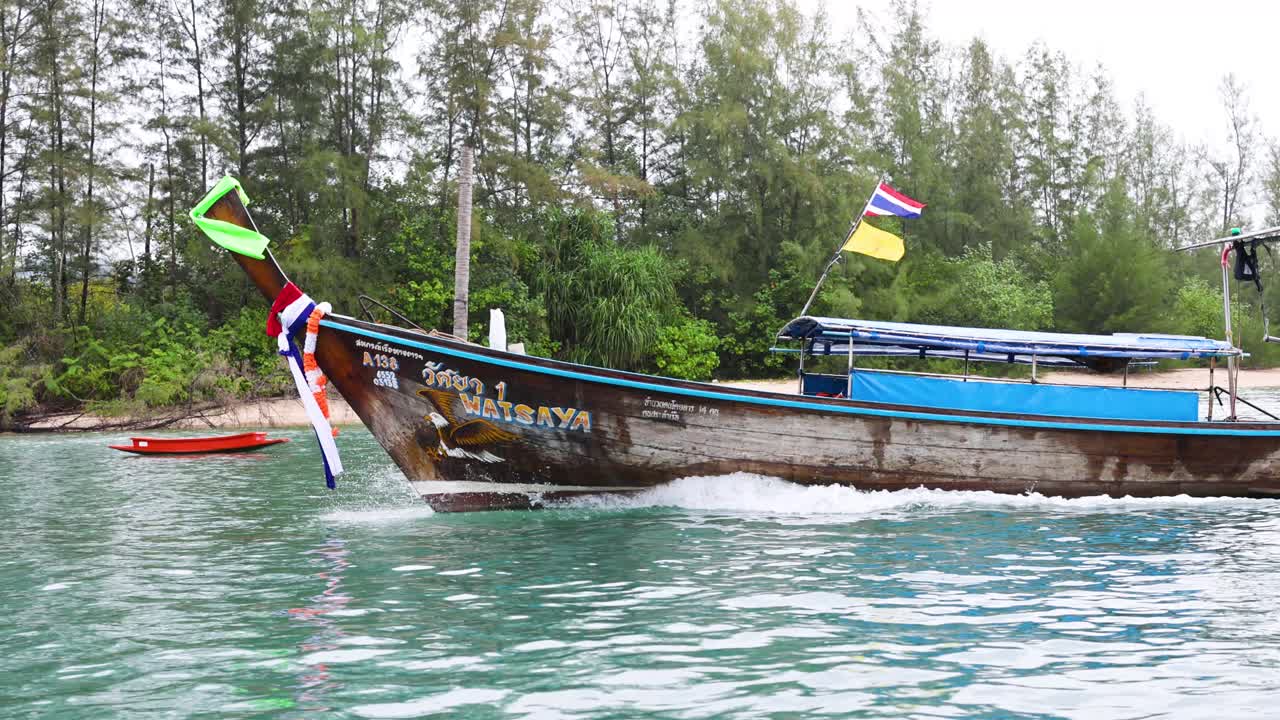 경치가 아름다운 크라비 물을 가로질러 이동하는 전통적인 보트