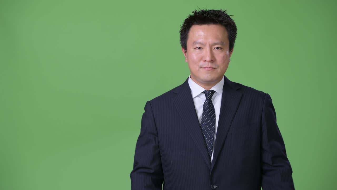 녹색 배경에 성숙한 일본 사업가