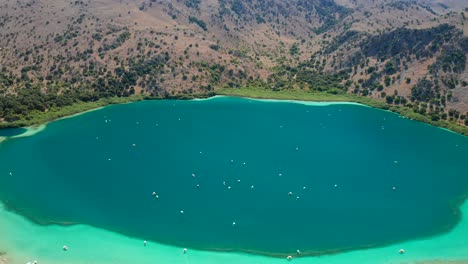 El-Retroceso-Aéreo-Revela-El-Fenómeno-Del-Color-Del-Agua-Del-Lago-De-Agua-Dulce-Kournas,-La-Isla-De-Creta