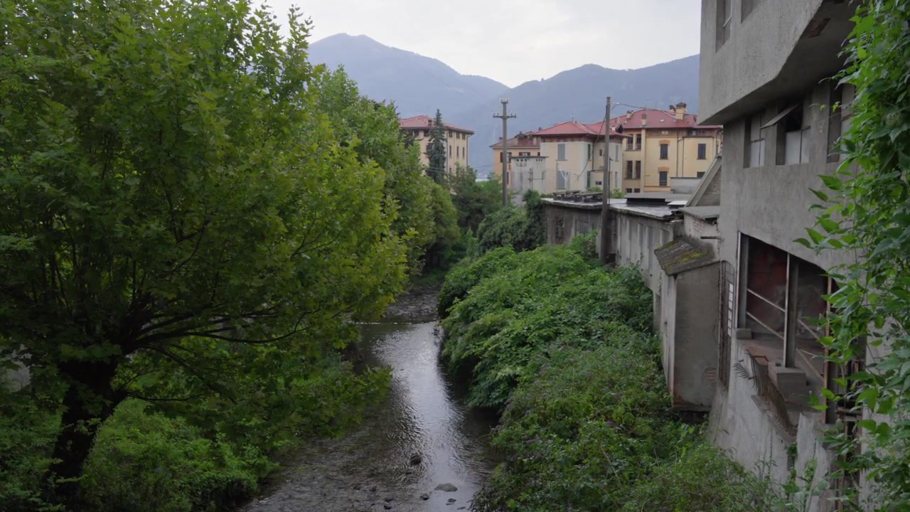 Mastallone-floden, der løber gennem byen Varallo Sesia i Italien.