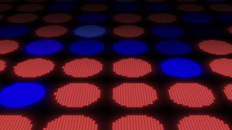 Luci blu e rosse lampeggianti su parete da discoteca. Animazione di lanterne tremolanti