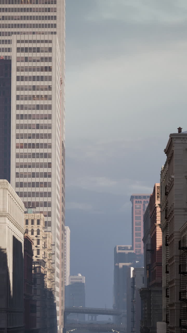 una vista de una calle de la ciudad con edificios altos a cada lado