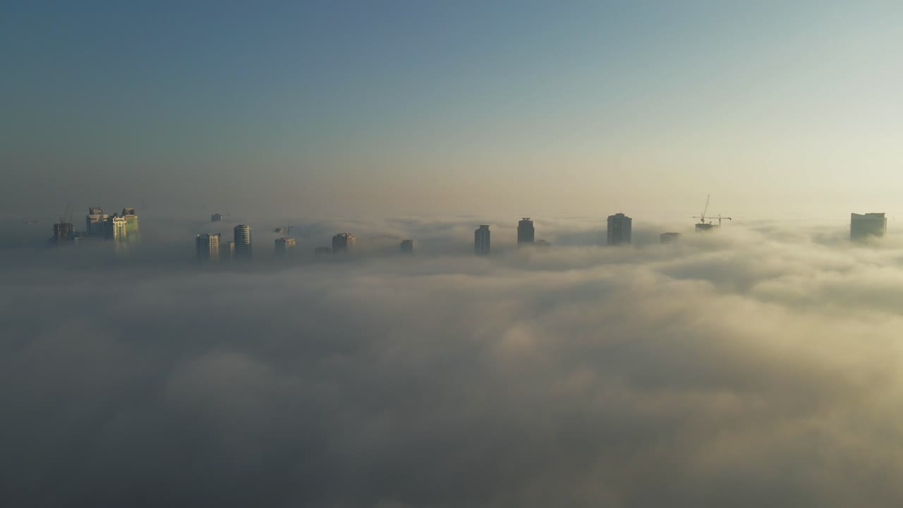 샤르자 너머의 안개, 겨울 아침 안개로 뒤덮인 샤르자 스카이라인, 아랍에미리트, 4k 드론 영상