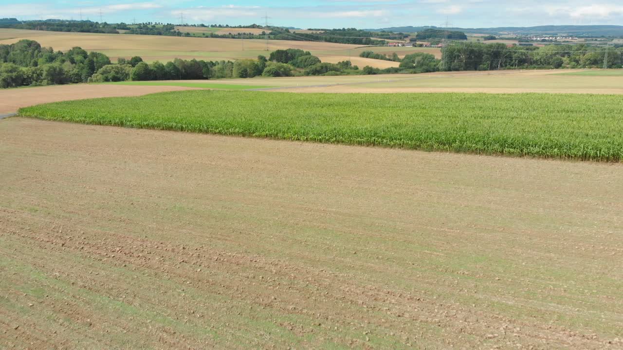 volando sobre el campo rural y la agricultura